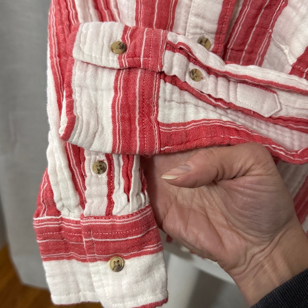 Old Navy Cotton Button Up Shirt-S-Red/White Striped-Notched Sides-Textured EUC - Picture 5 of 15